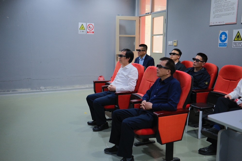 施副市长调研参观实验室