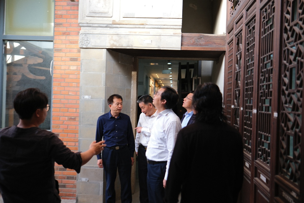 施副市长调研参观实验室