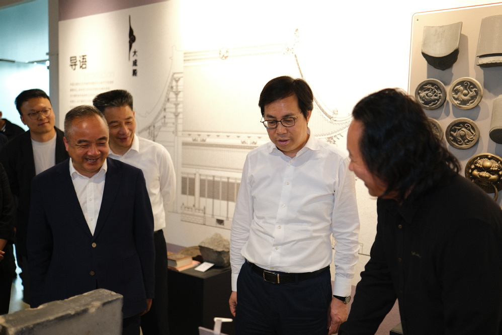 施副市长调研参观实验室