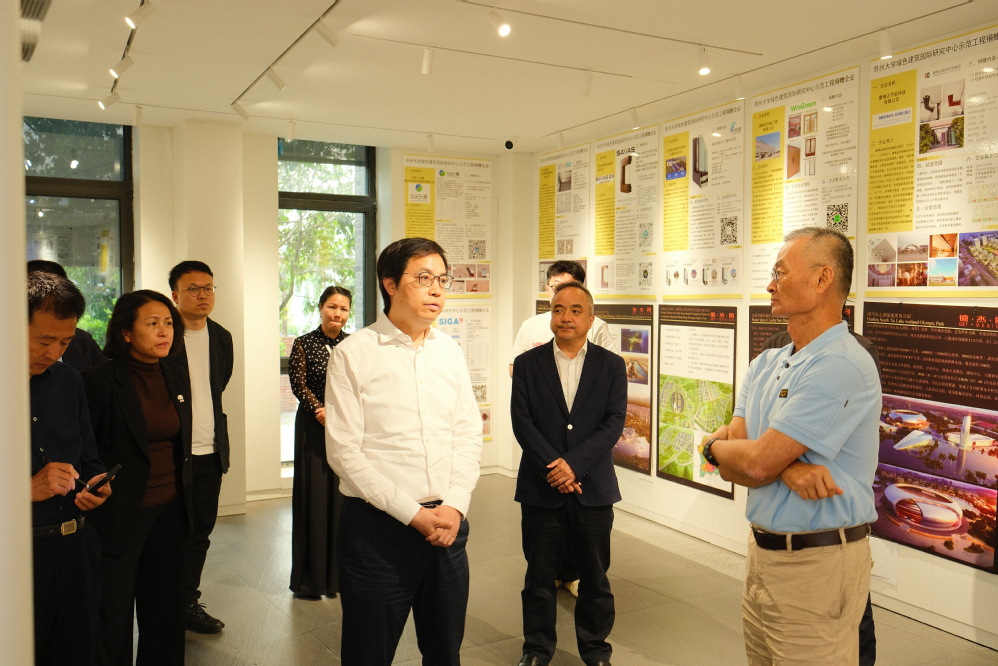 施副市长调研参观实验室