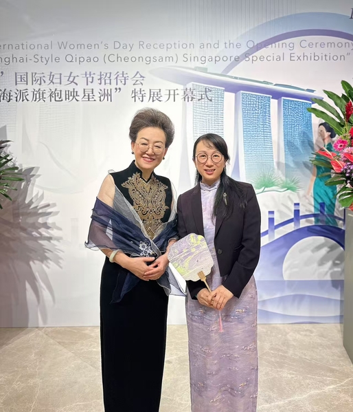 赵秀玲与大使夫人杨青合影