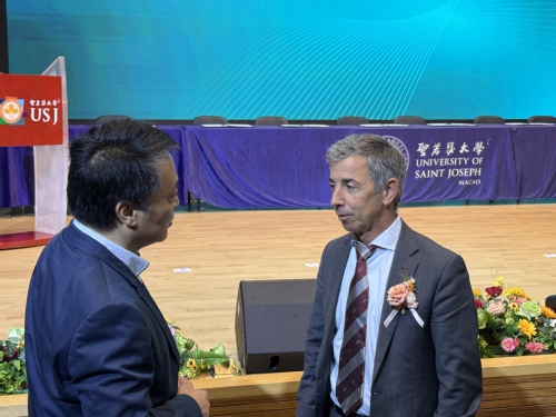 吴尧与埃武拉大学Paulo Quaresma教授交谈