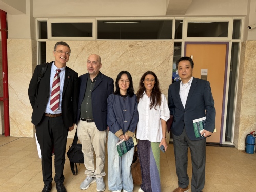 吴尧与埃武拉大学协理副校长Victor Nogueira教授(左一)、澳门建筑师Francisco Vizeu Pinheiro教授(左二)及米尼奥大学Fernanda Marques教授(右二)合影