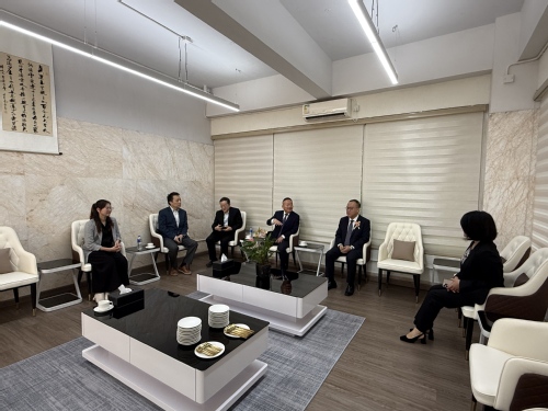 吴尧与澳门特区政府政策研究和区域发展局局长张作文(右三)、中西创新学院副校长蔡智明(左三)会面